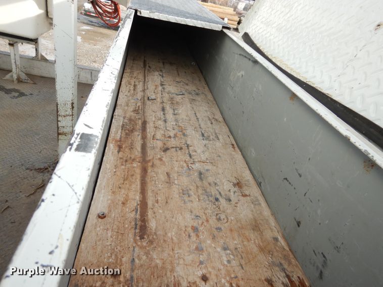 image for item DH5015 2004 International 4300 bucket truck