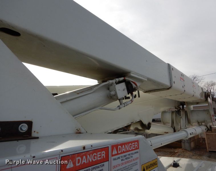 image for item DH5015 2004 International 4300 bucket truck