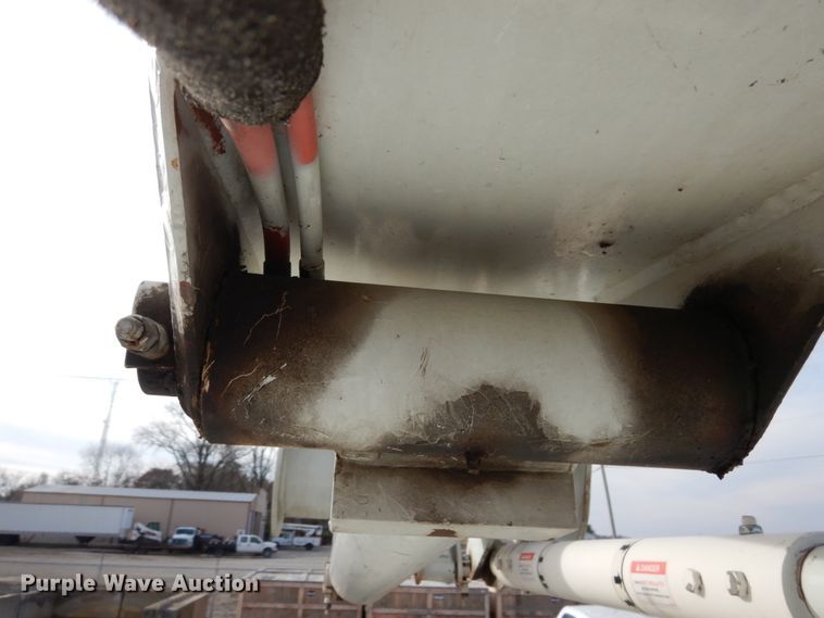 image for item DH5015 2004 International 4300 bucket truck