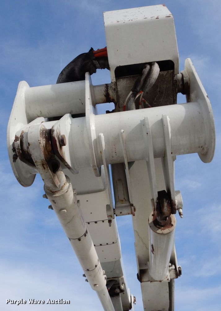 image for item DH5015 2004 International 4300 bucket truck