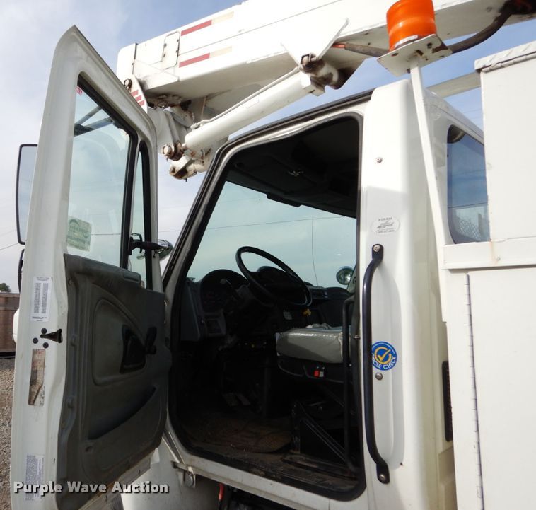 image for item DH5015 2004 International 4300 bucket truck
