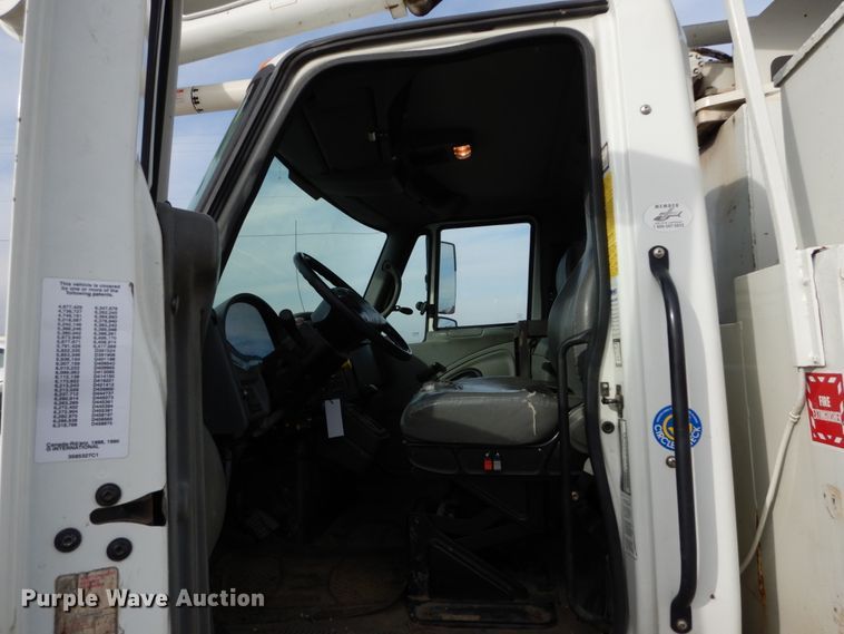 image for item DH5015 2004 International 4300 bucket truck