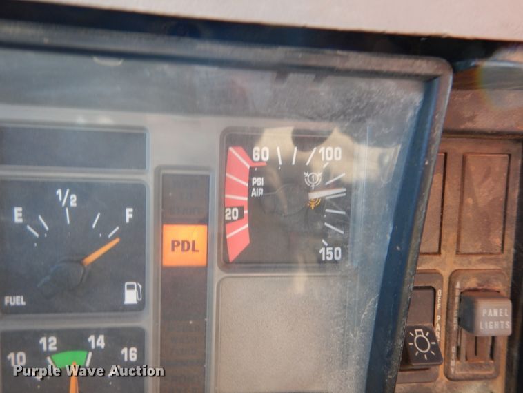 image for item DH5050 2000 International 4900 dump truck