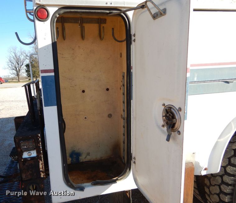 image for item DH5051 1995 Freightliner FL80 bucket truck