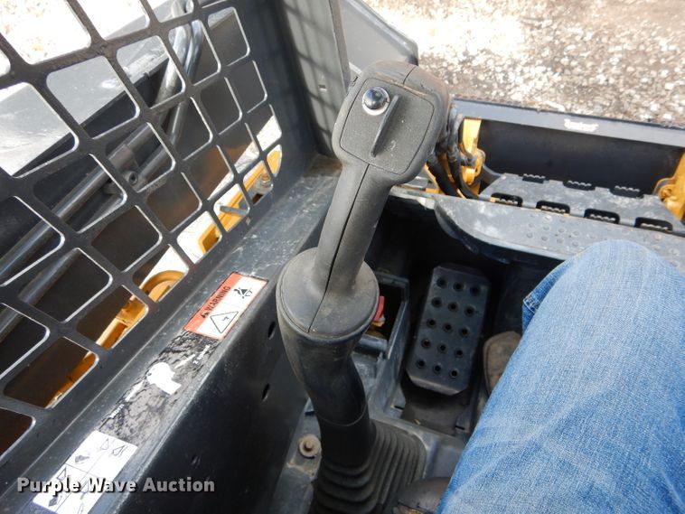 image for item DH6915 2013 John Deere 318D skid steer