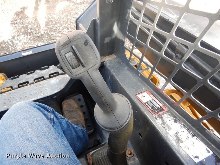 image for item DH6915 2013 John Deere 318D skid steer