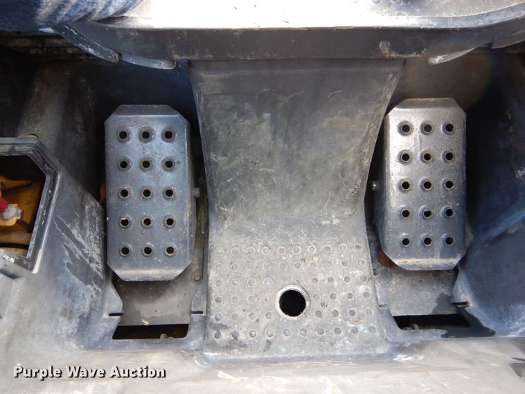 image for item DH6915 2013 John Deere 318D skid steer