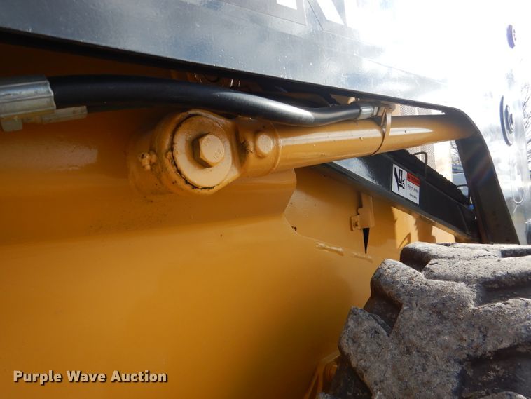 image for item DH6915 2013 John Deere 318D skid steer