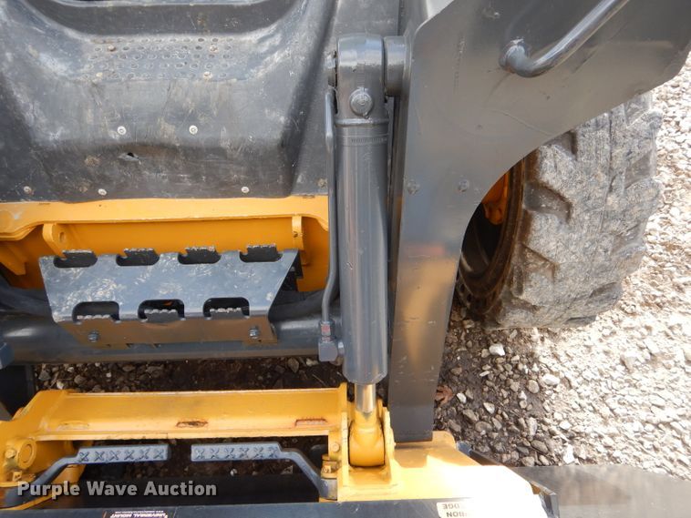 image for item DH6915 2013 John Deere 318D skid steer