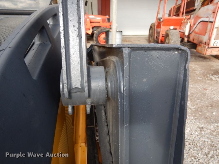 image for item DH6915 2013 John Deere 318D skid steer