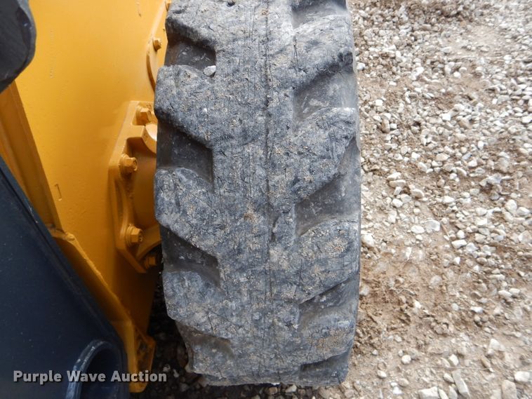 image for item DH6915 2013 John Deere 318D skid steer