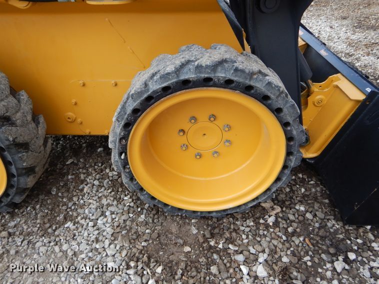 image for item DH6915 2013 John Deere 318D skid steer