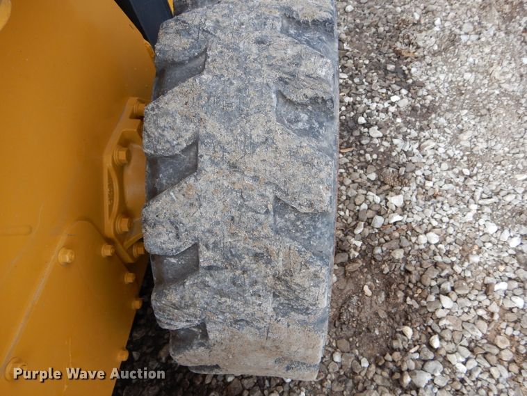 image for item DH6915 2013 John Deere 318D skid steer