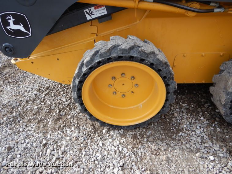 image for item DH6915 2013 John Deere 318D skid steer