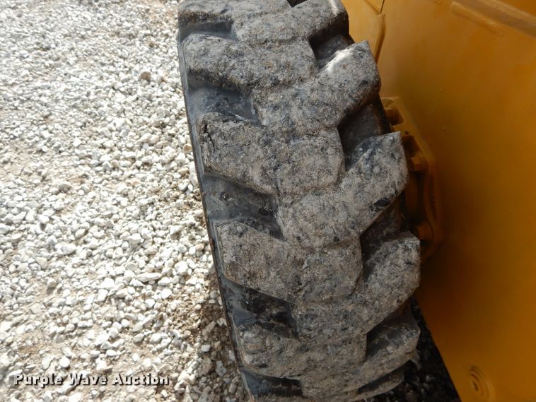 image for item DH6915 2013 John Deere 318D skid steer