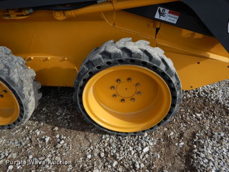 image for item DH6915 2013 John Deere 318D skid steer