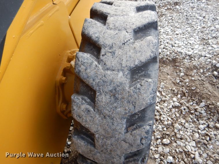 image for item DH6915 2013 John Deere 318D skid steer