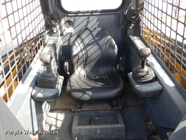 image for item DH6916 2010 John Deere 332D skid steer