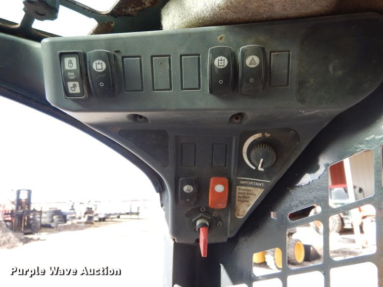 image for item DH6916 2010 John Deere 332D skid steer