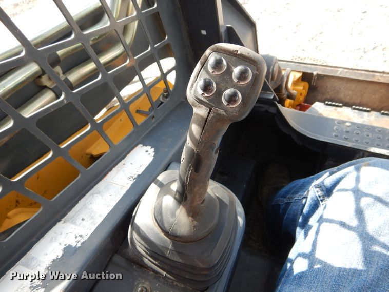 image for item DH6916 2010 John Deere 332D skid steer