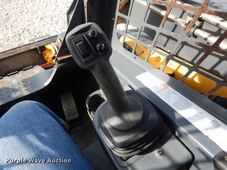 image for item DH6916 2010 John Deere 332D skid steer