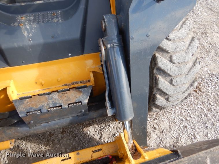 image for item DH6916 2010 John Deere 332D skid steer