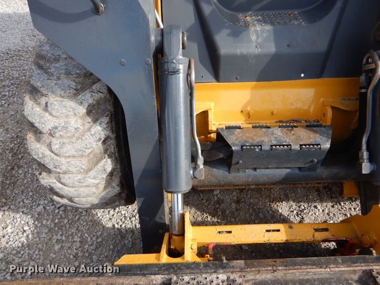 image for item DH6916 2010 John Deere 332D skid steer