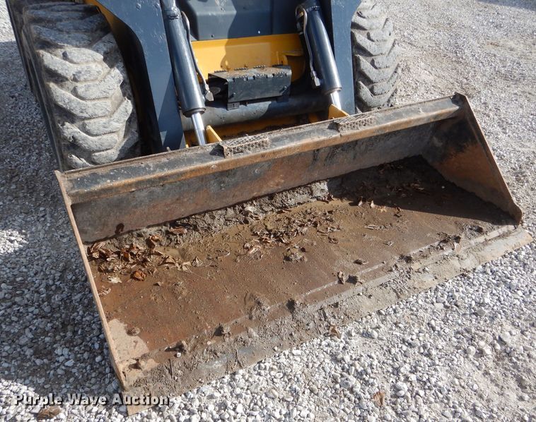 image for item DH6916 2010 John Deere 332D skid steer