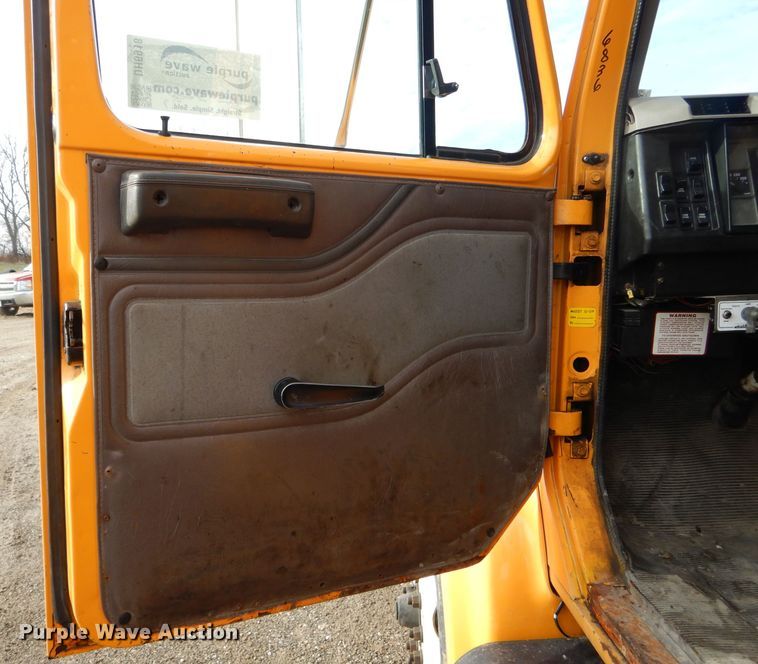 image for item DH6918 2002 International 4900 dump truck
