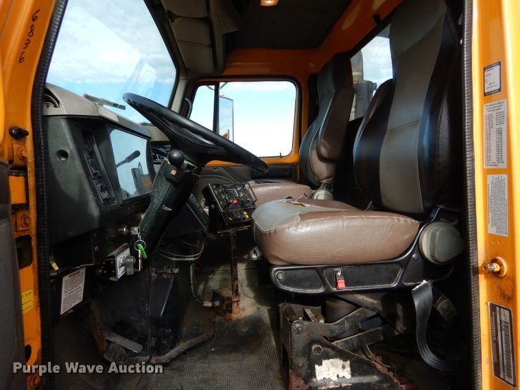 image for item DH6918 2002 International 4900 dump truck