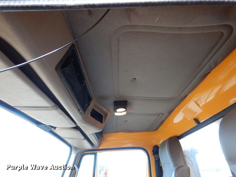 image for item DH6918 2002 International 4900 dump truck