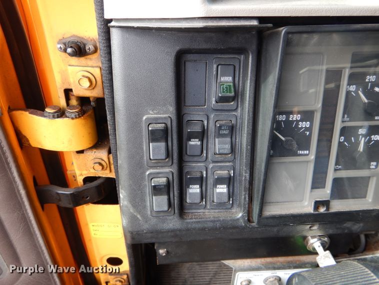 image for item DH6918 2002 International 4900 dump truck