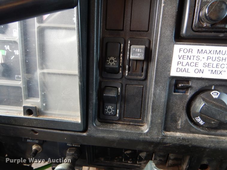 image for item DH6918 2002 International 4900 dump truck