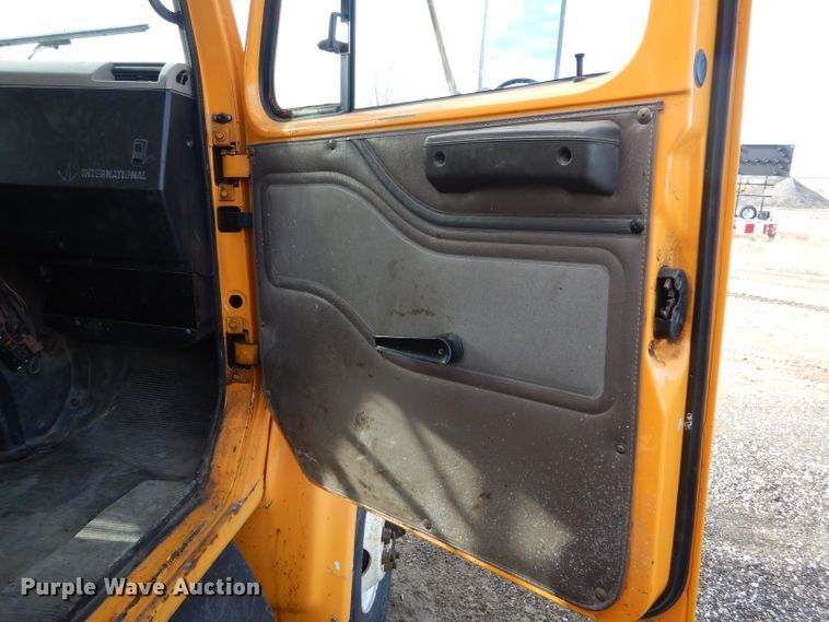 image for item DH6918 2002 International 4900 dump truck