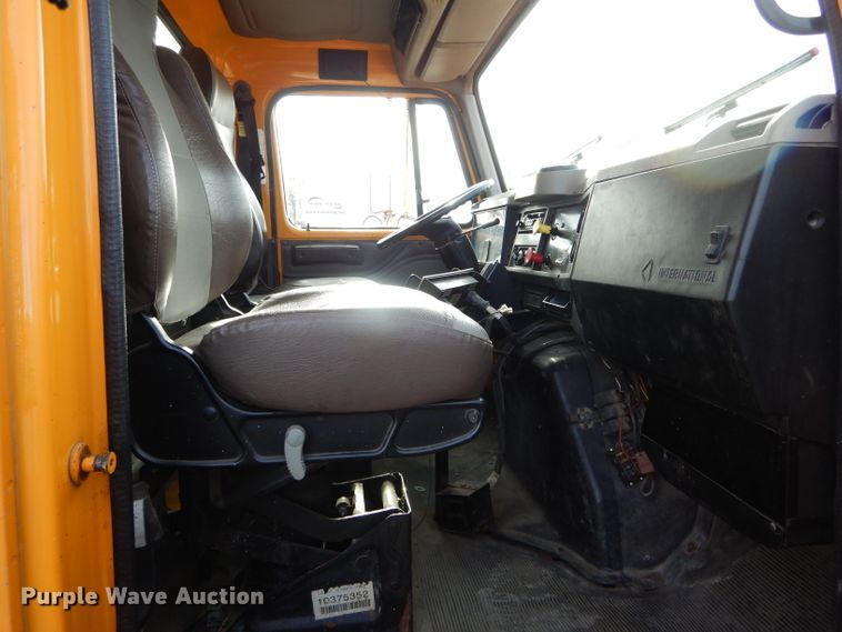 image for item DH6918 2002 International 4900 dump truck