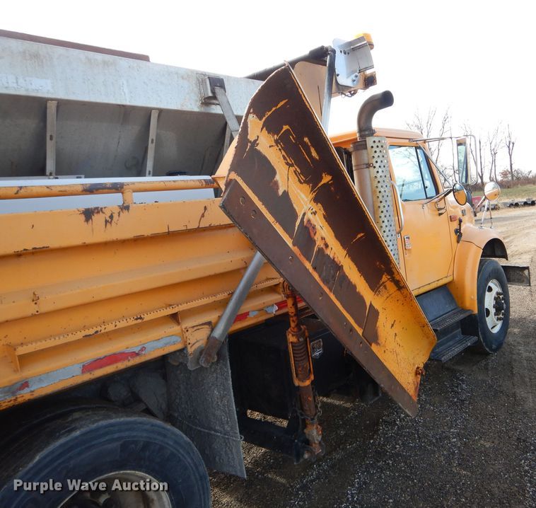 image for item DH6918 2002 International 4900 dump truck