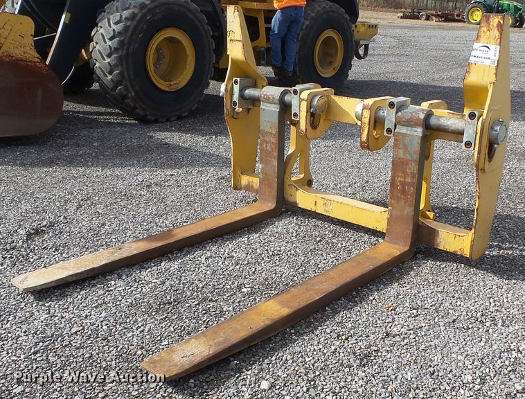 image for item DH7812 John Deere loader forks