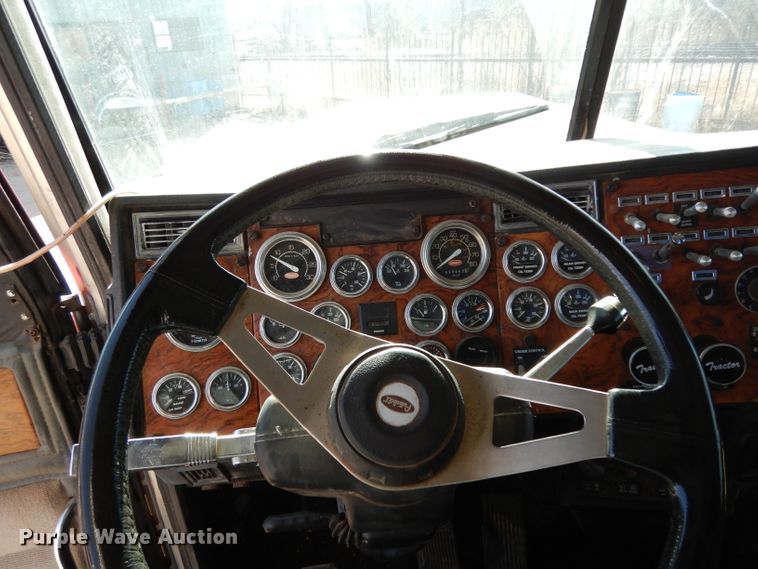 image for item DH8255 1999 Peterbilt 379 semi truck