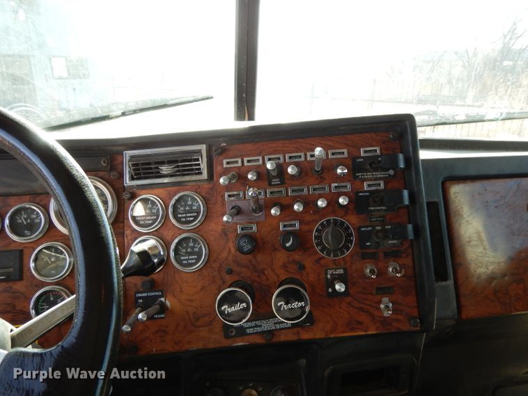 image for item DH8255 1999 Peterbilt 379 semi truck