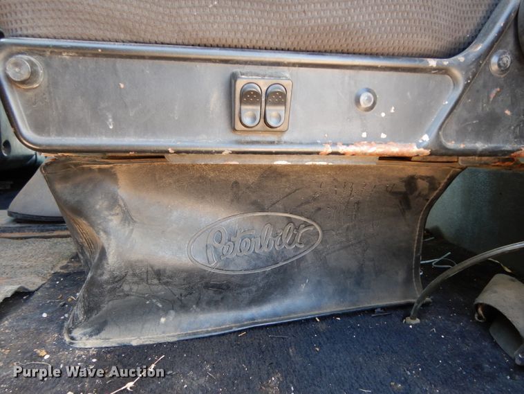 image for item DH8255 1999 Peterbilt 379 semi truck