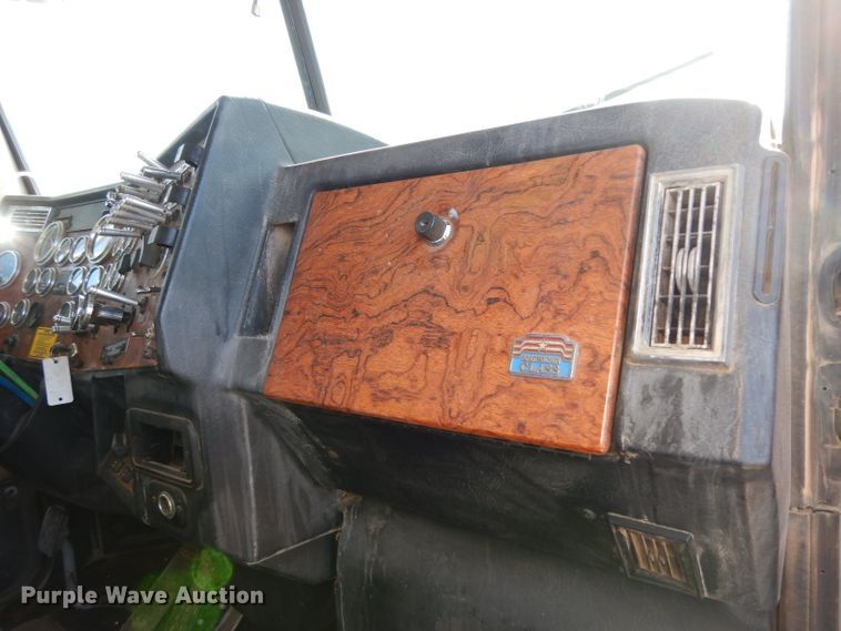 image for item DH8255 1999 Peterbilt 379 semi truck