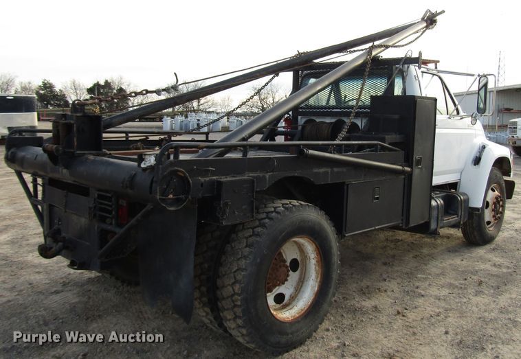 image for item DH8280 1998 Ford F700 winch truck