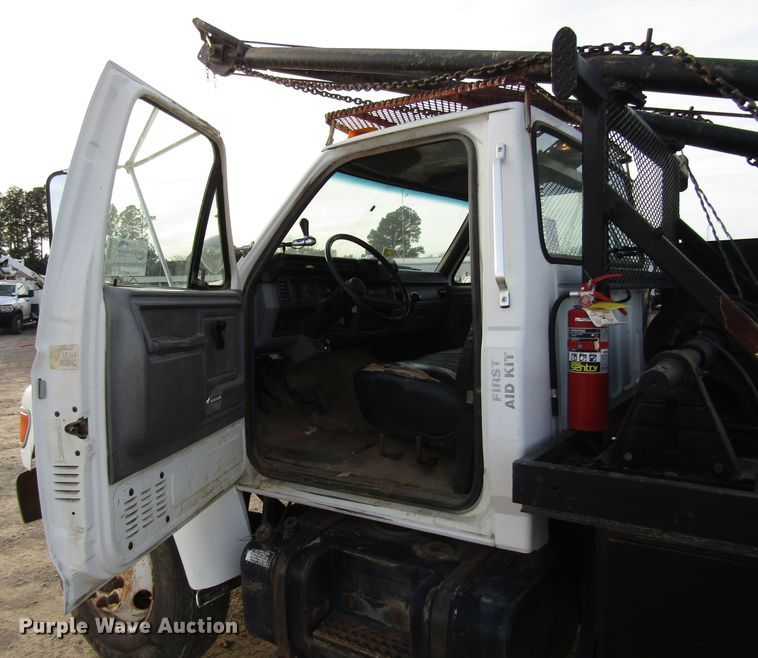 image for item DH8280 1998 Ford F700 winch truck
