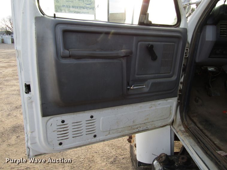 image for item DH8280 1998 Ford F700 winch truck