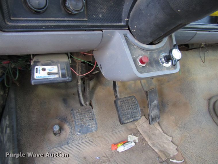 image for item DH8280 1998 Ford F700 winch truck