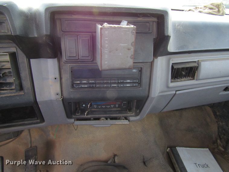 image for item DH8280 1998 Ford F700 winch truck