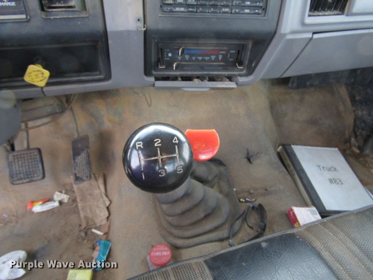 image for item DH8280 1998 Ford F700 winch truck