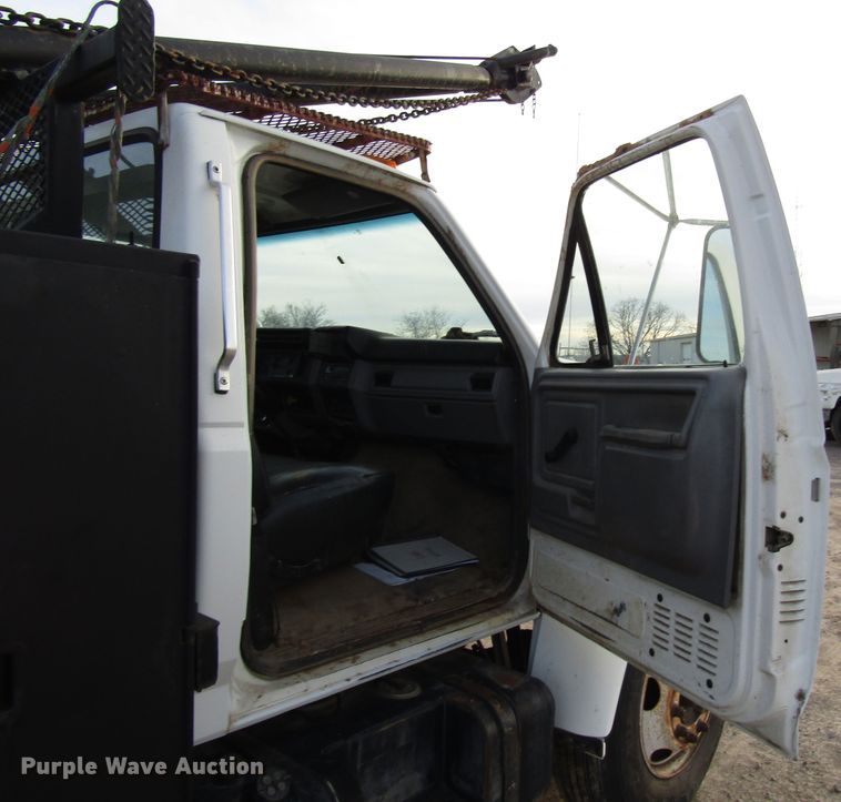 image for item DH8280 1998 Ford F700 winch truck