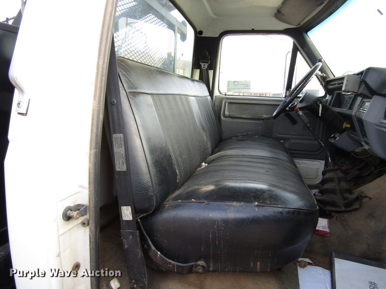 image for item DH8280 1998 Ford F700 winch truck