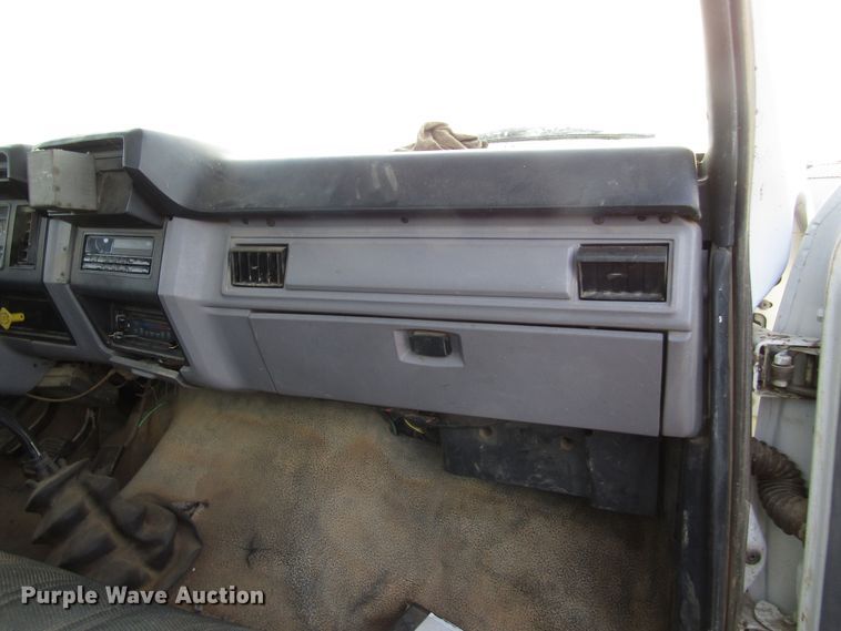 image for item DH8280 1998 Ford F700 winch truck